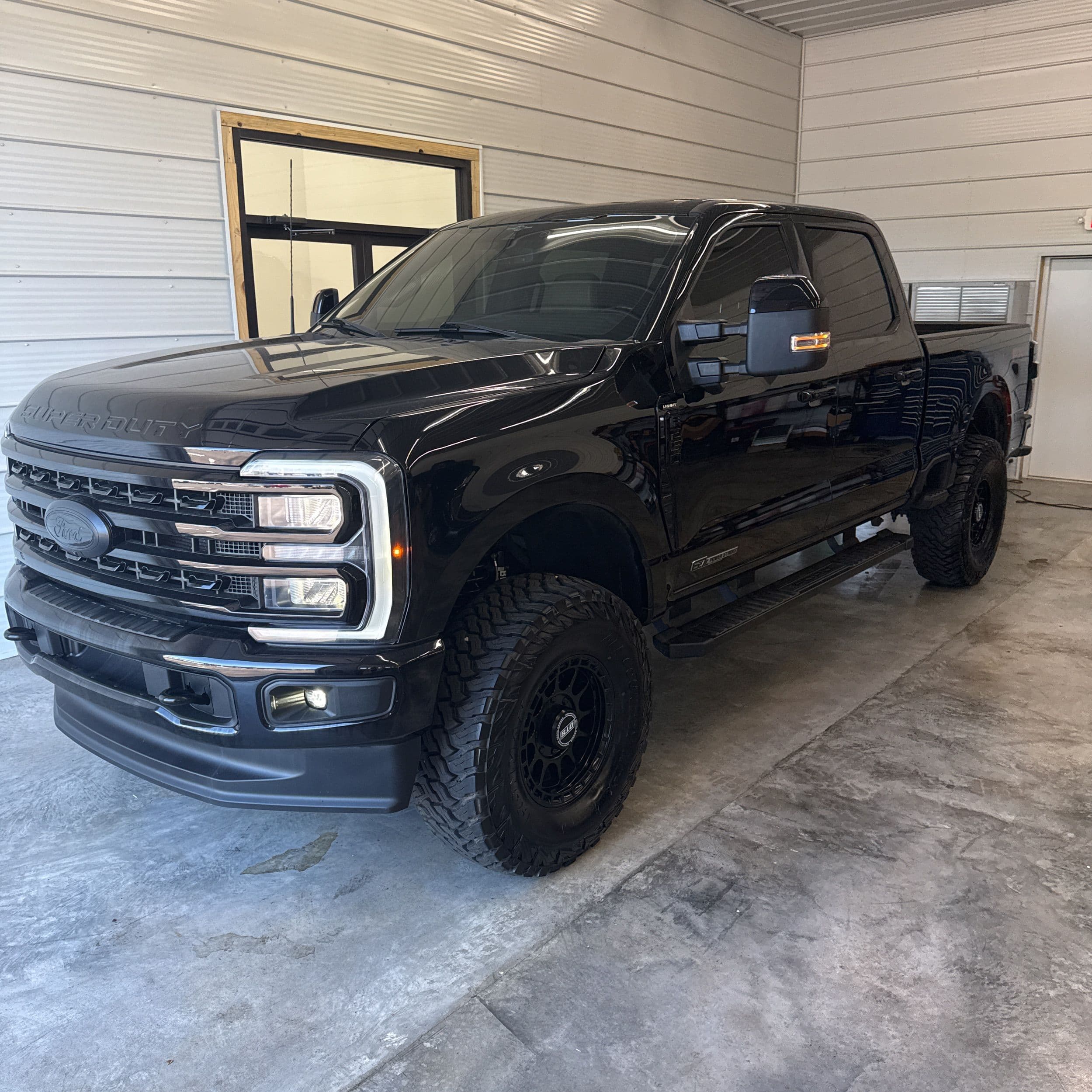 2023 Ford F-250 Super Duty Lariat photo 1