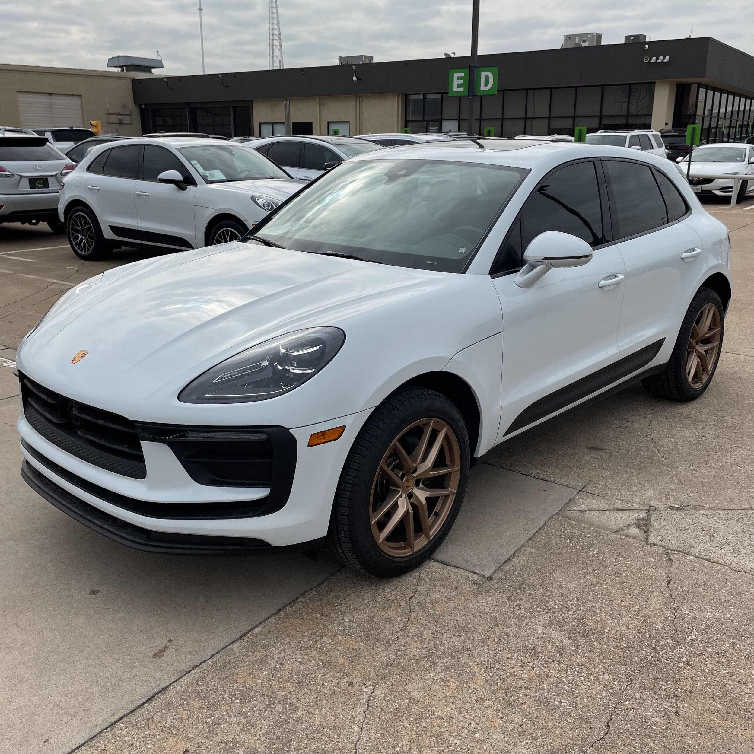 2024 Porsche Macan Base photo 1