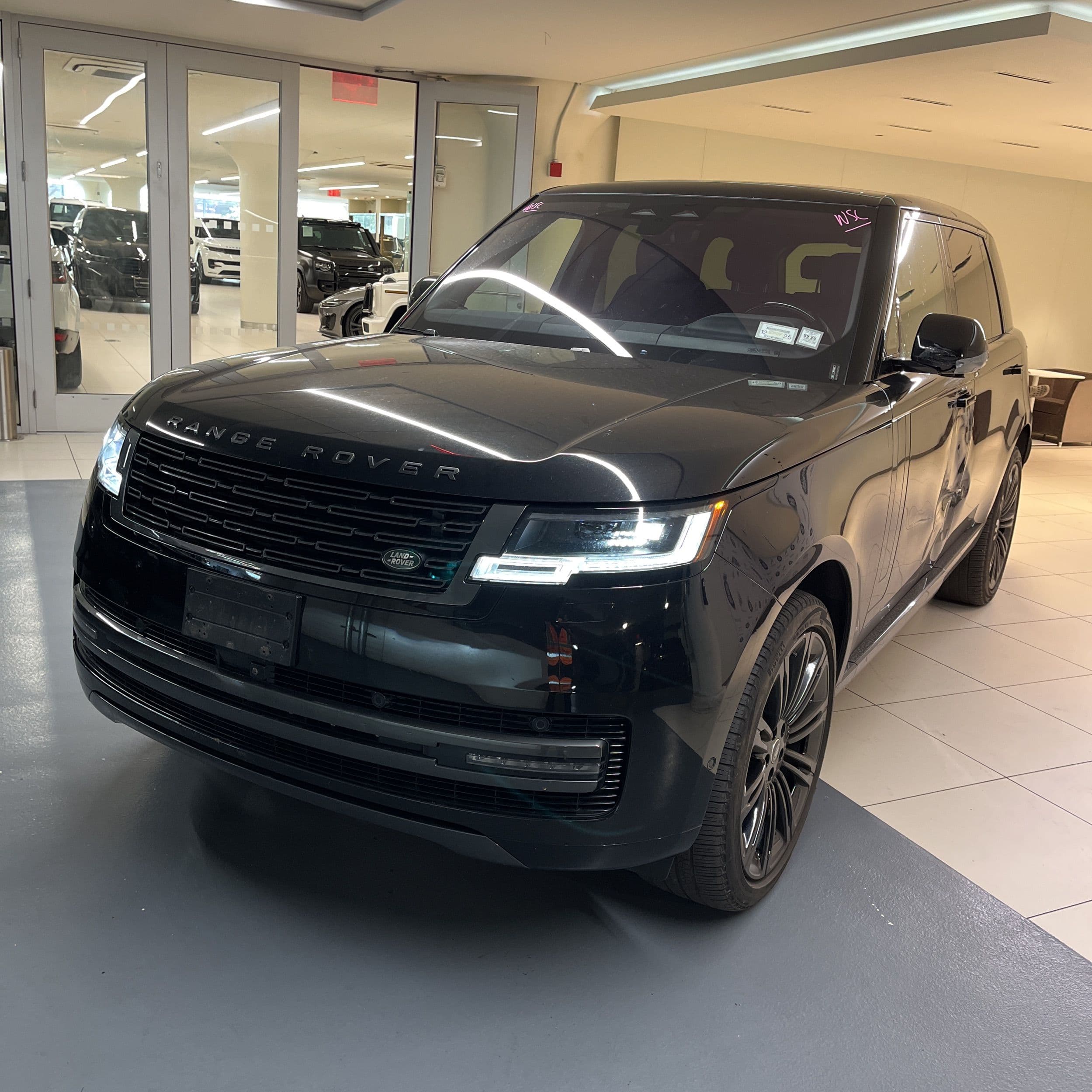 2023 Land Rover Range Rover SE photo 1