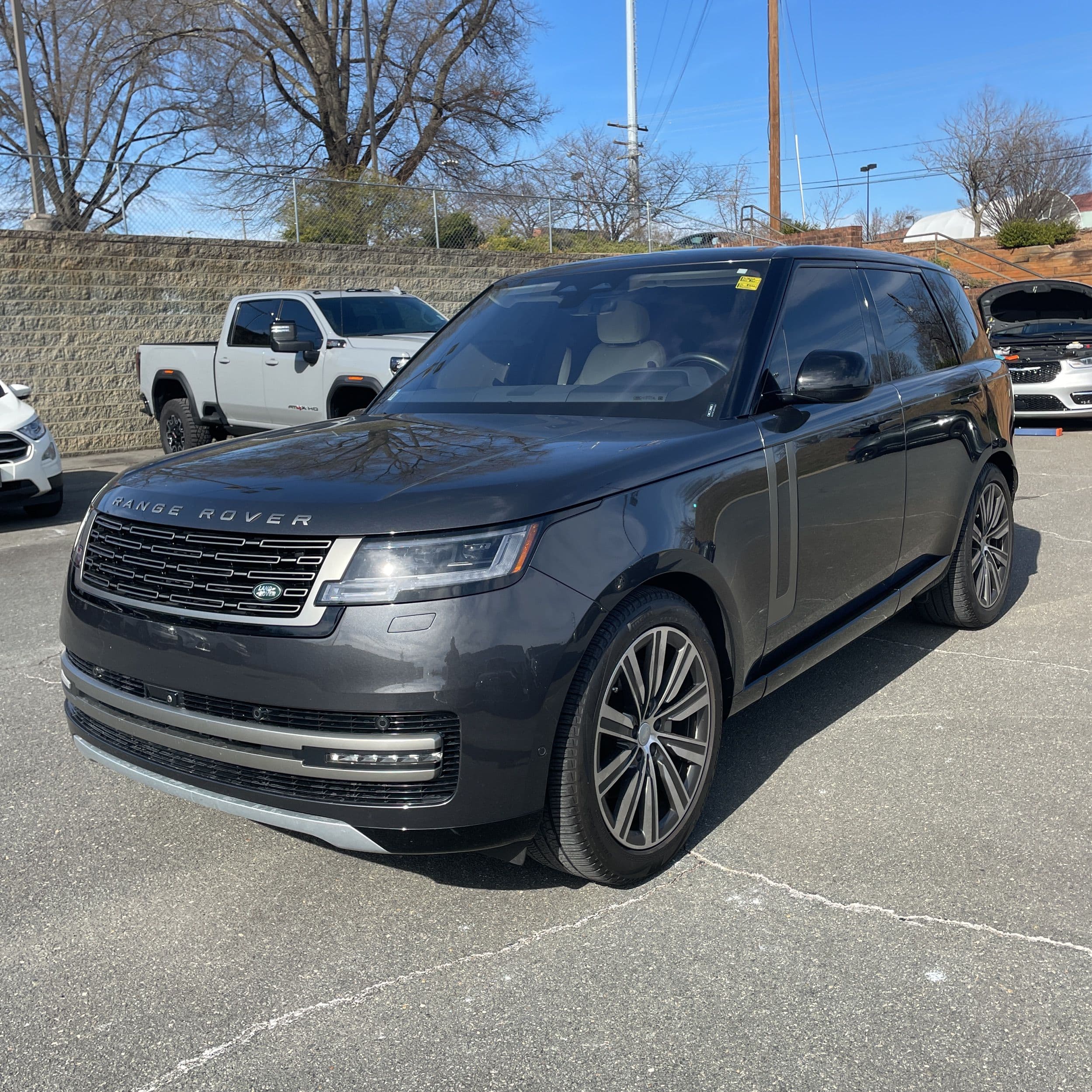 2023 Land Rover Range Rover SE photo 1