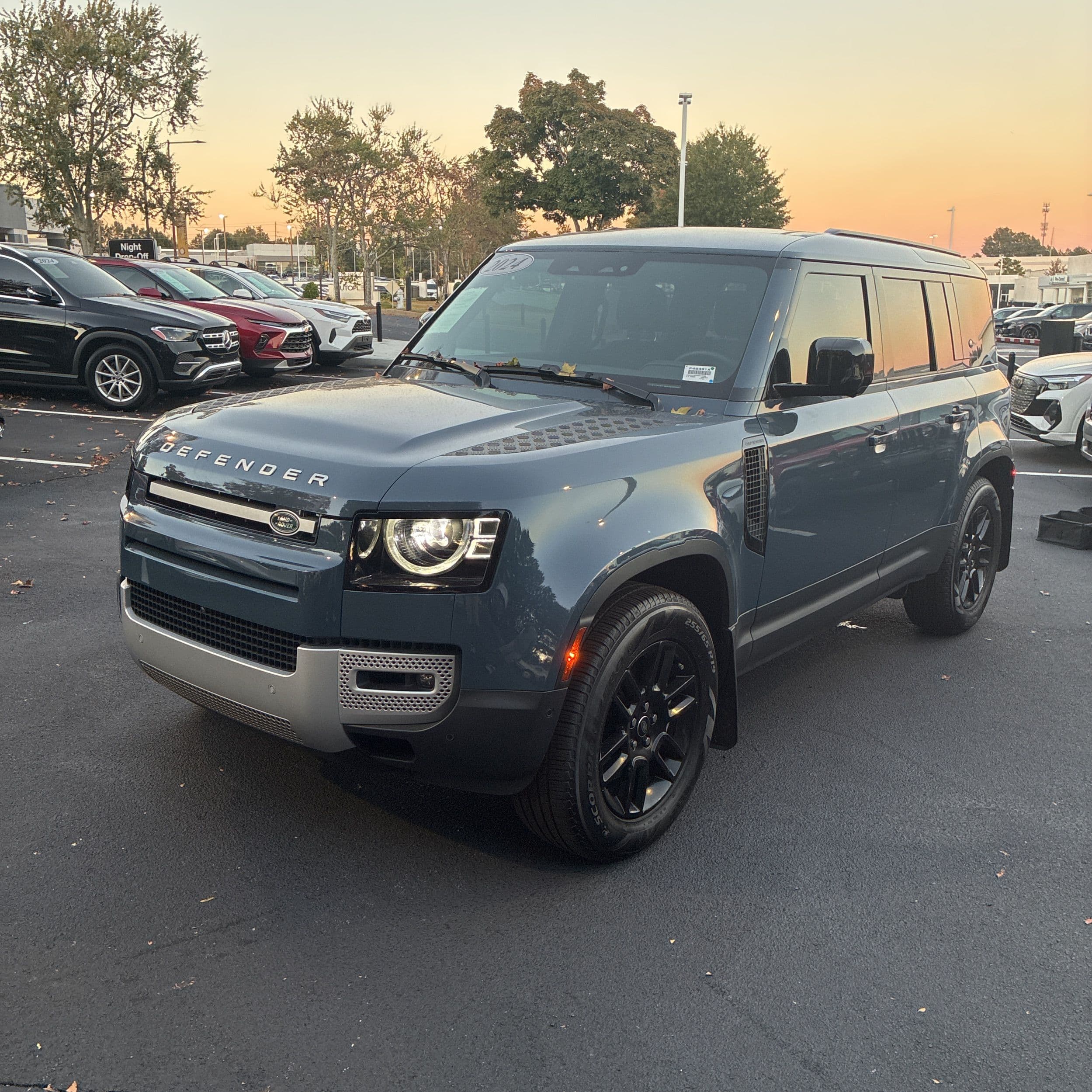 2024 Land Rover Defender 110 S P400 photo 1