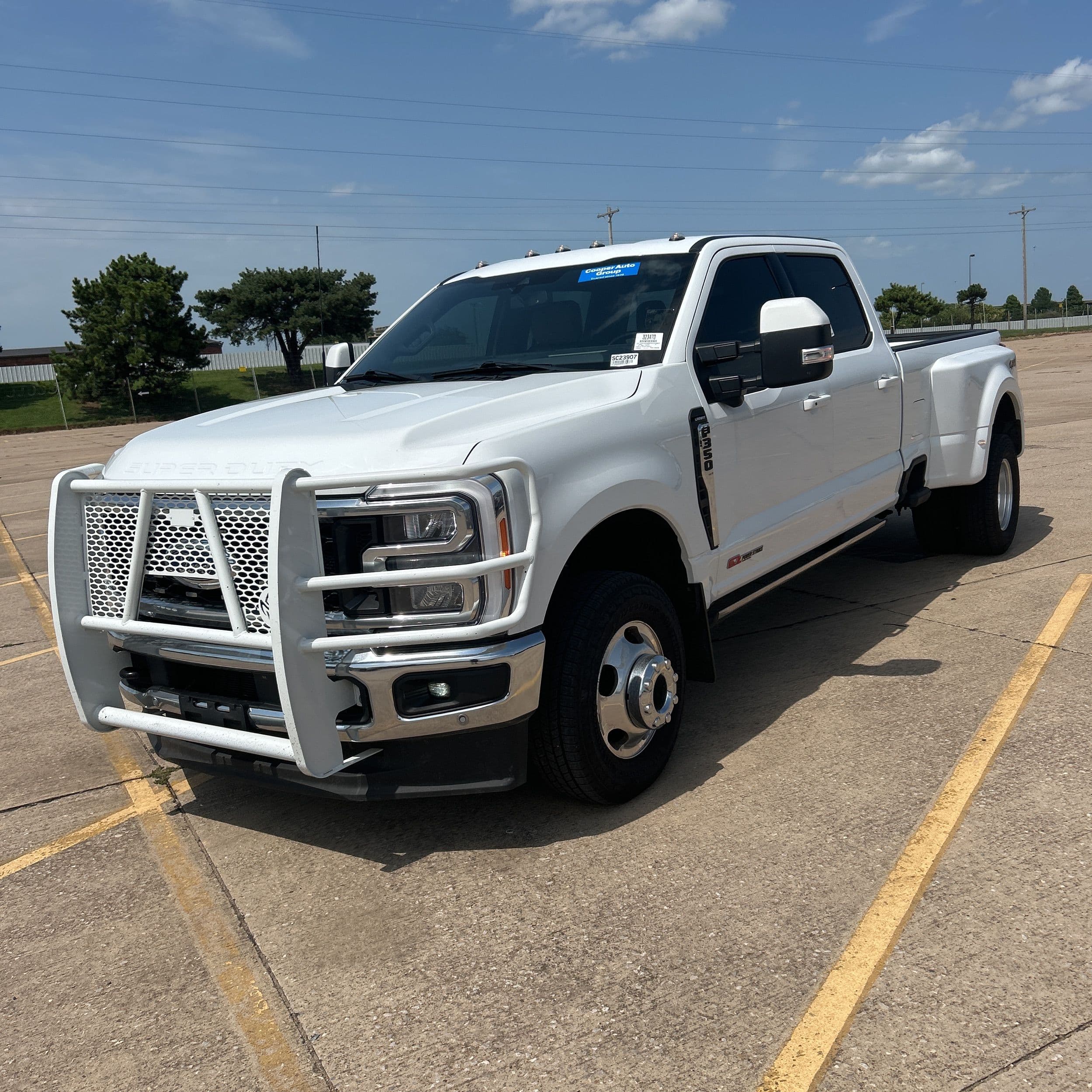 2023 Ford F-350 Super Duty Lariat photo 1