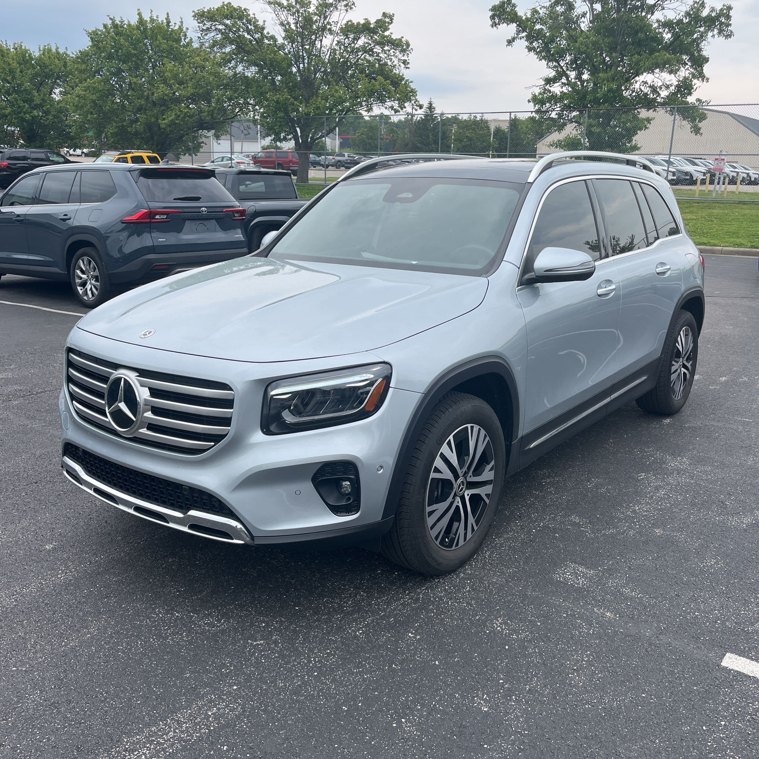 2025 Mercedes-Benz GLB 250 4MATIC photo 1
