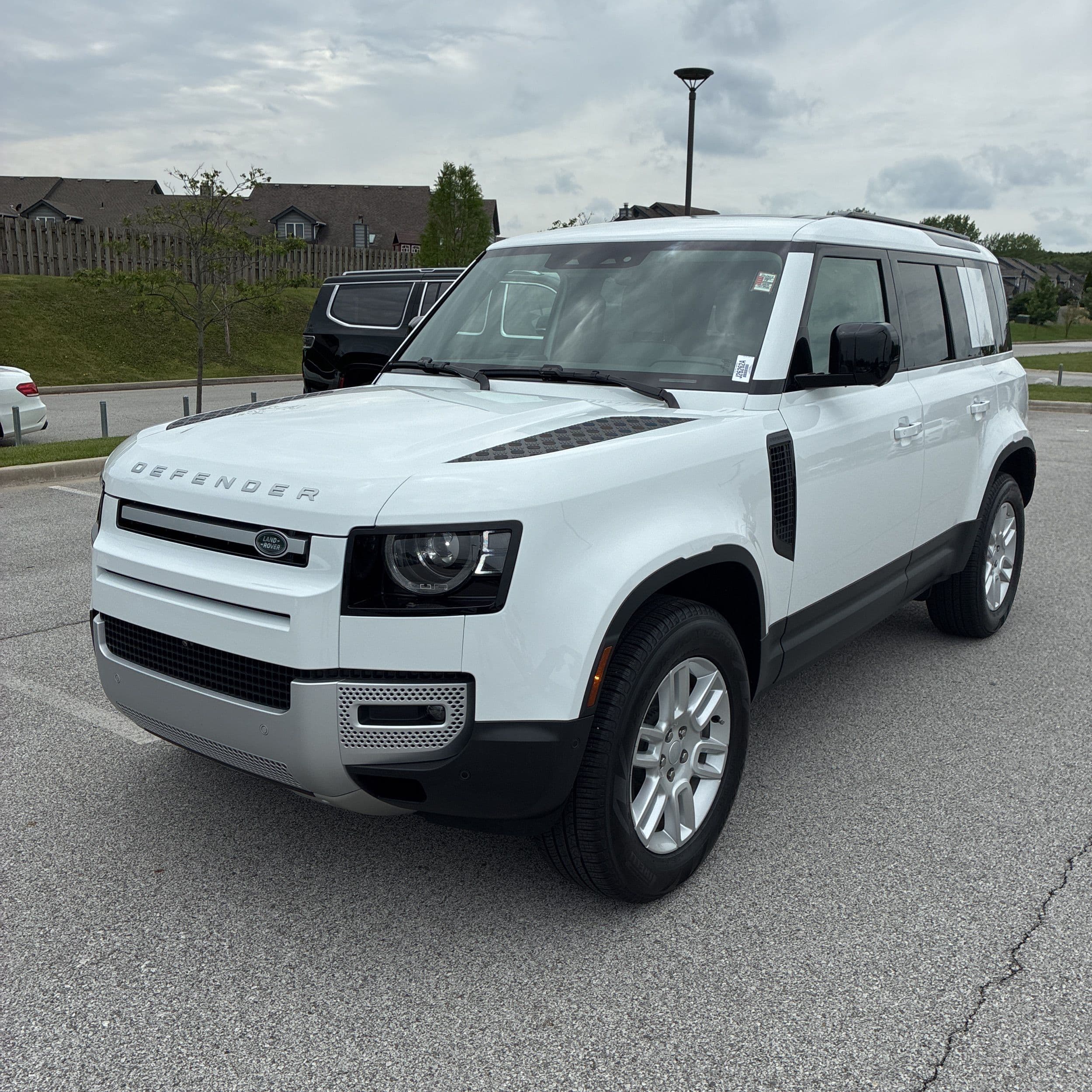 2025 Land Rover Defender 110 P300 S photo 1