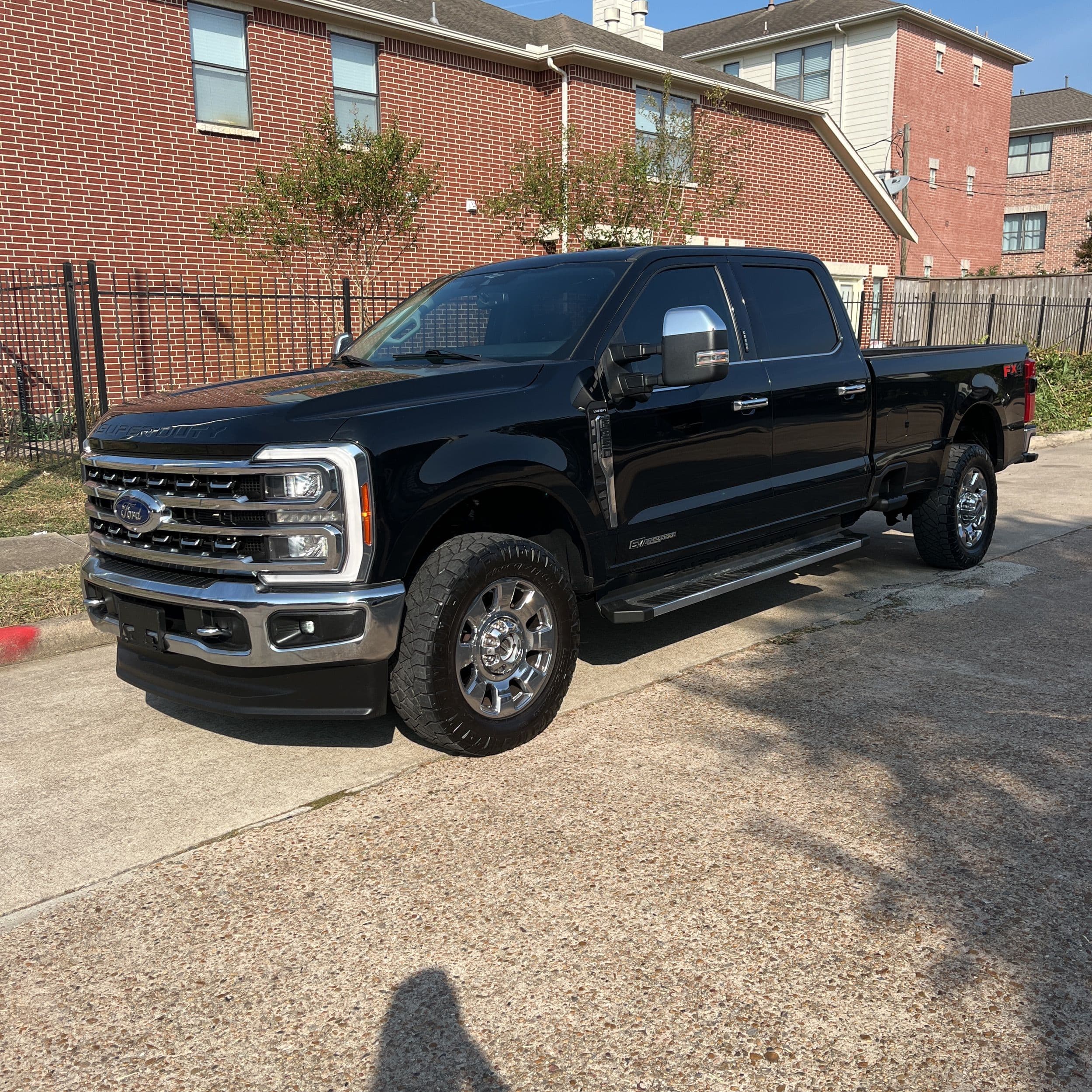 2023 Ford F-350 Super Duty Lariat photo 1