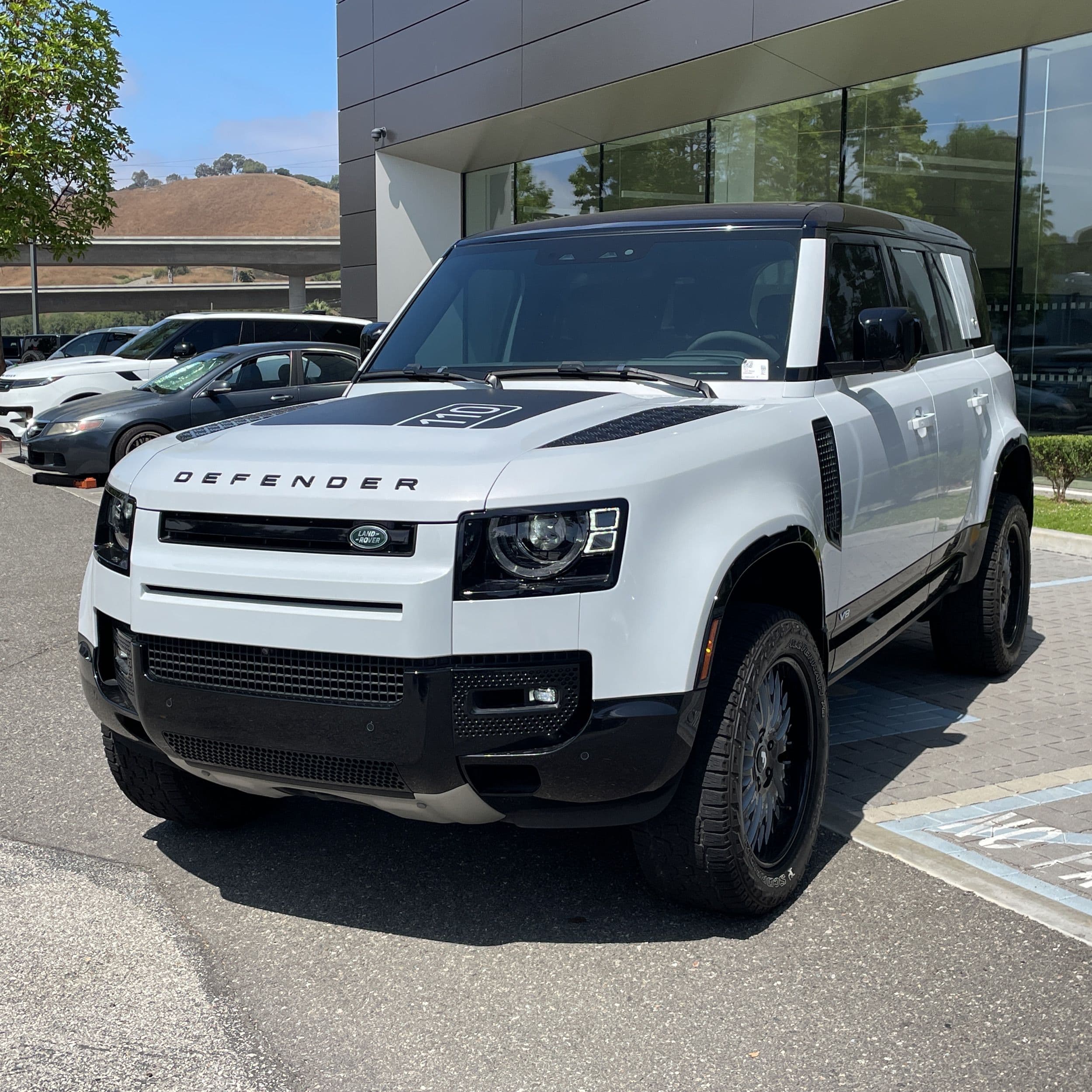 2023 Land Rover Defender 110 V8 photo 1