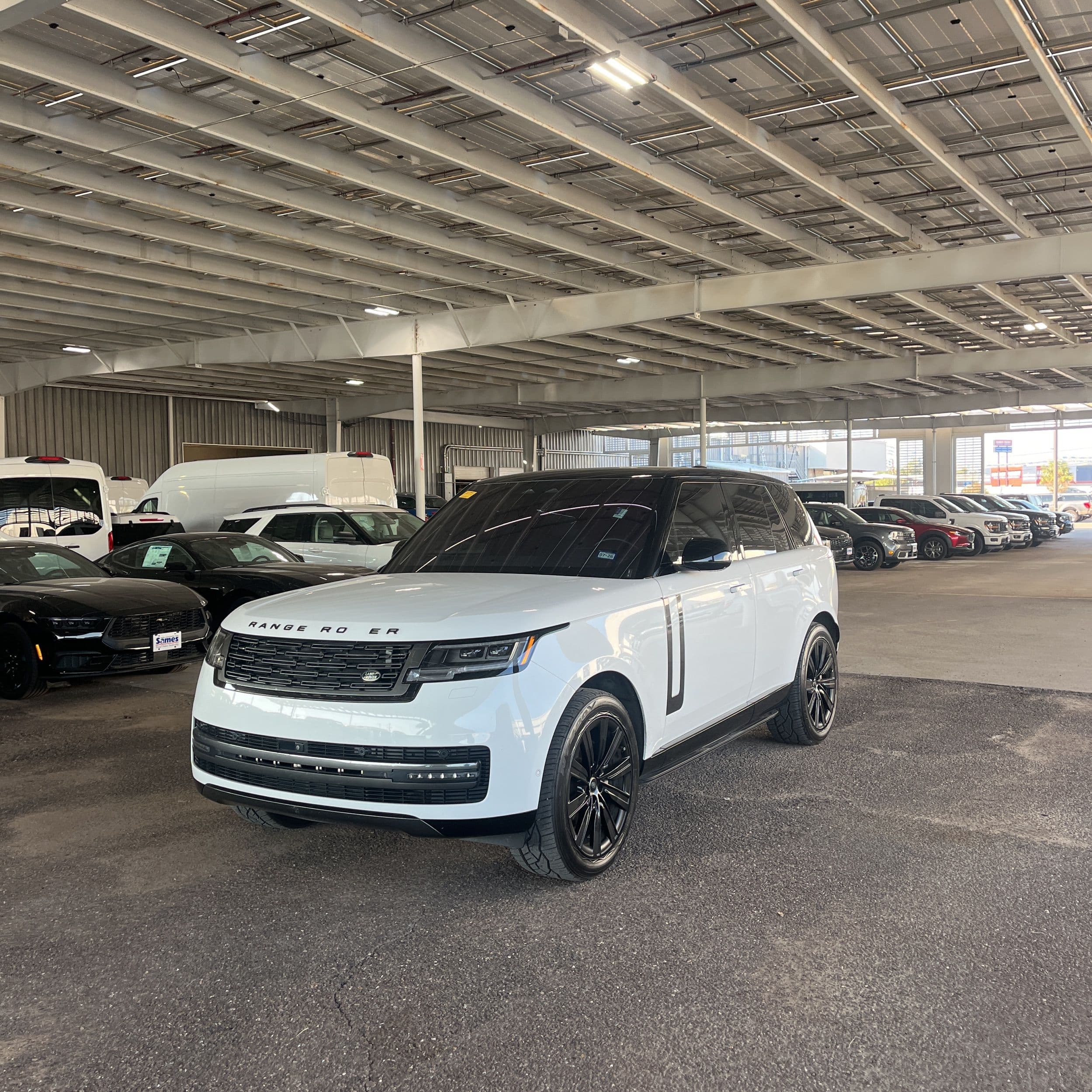 2023 Land Rover Range Rover SE photo 1