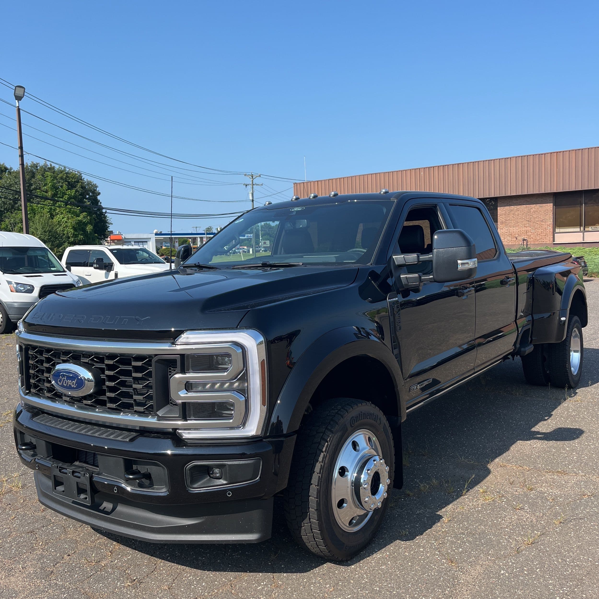 2025 Ford F-450 Super Duty Platinum photo 1