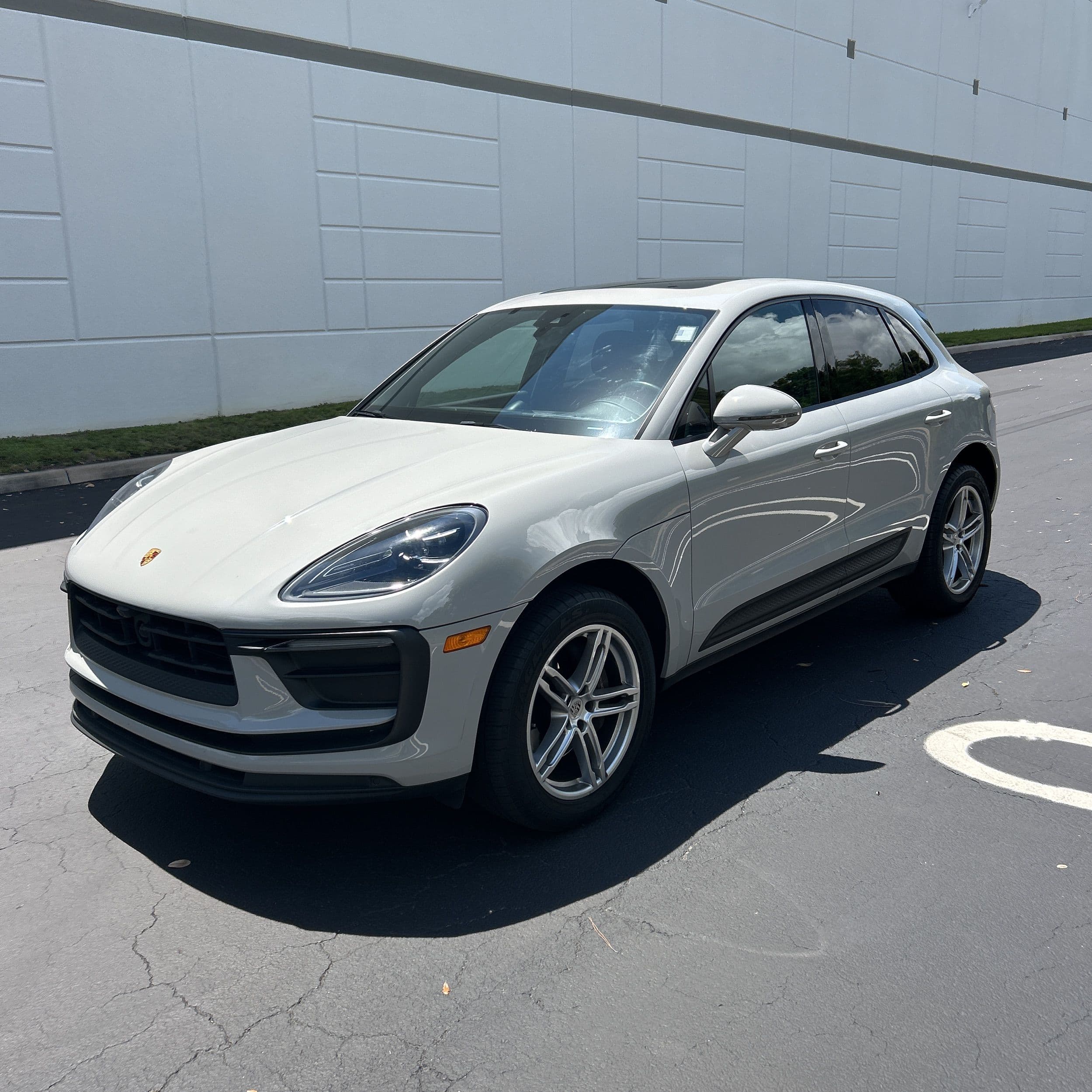 2023 Porsche Macan Base photo 1