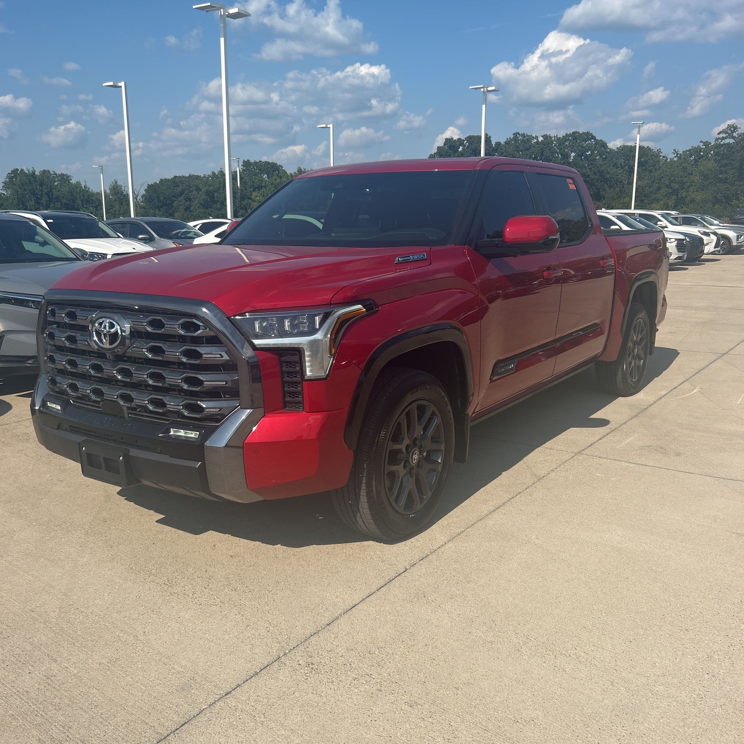 2025 Toyota Tundra Platinum HV photo 1