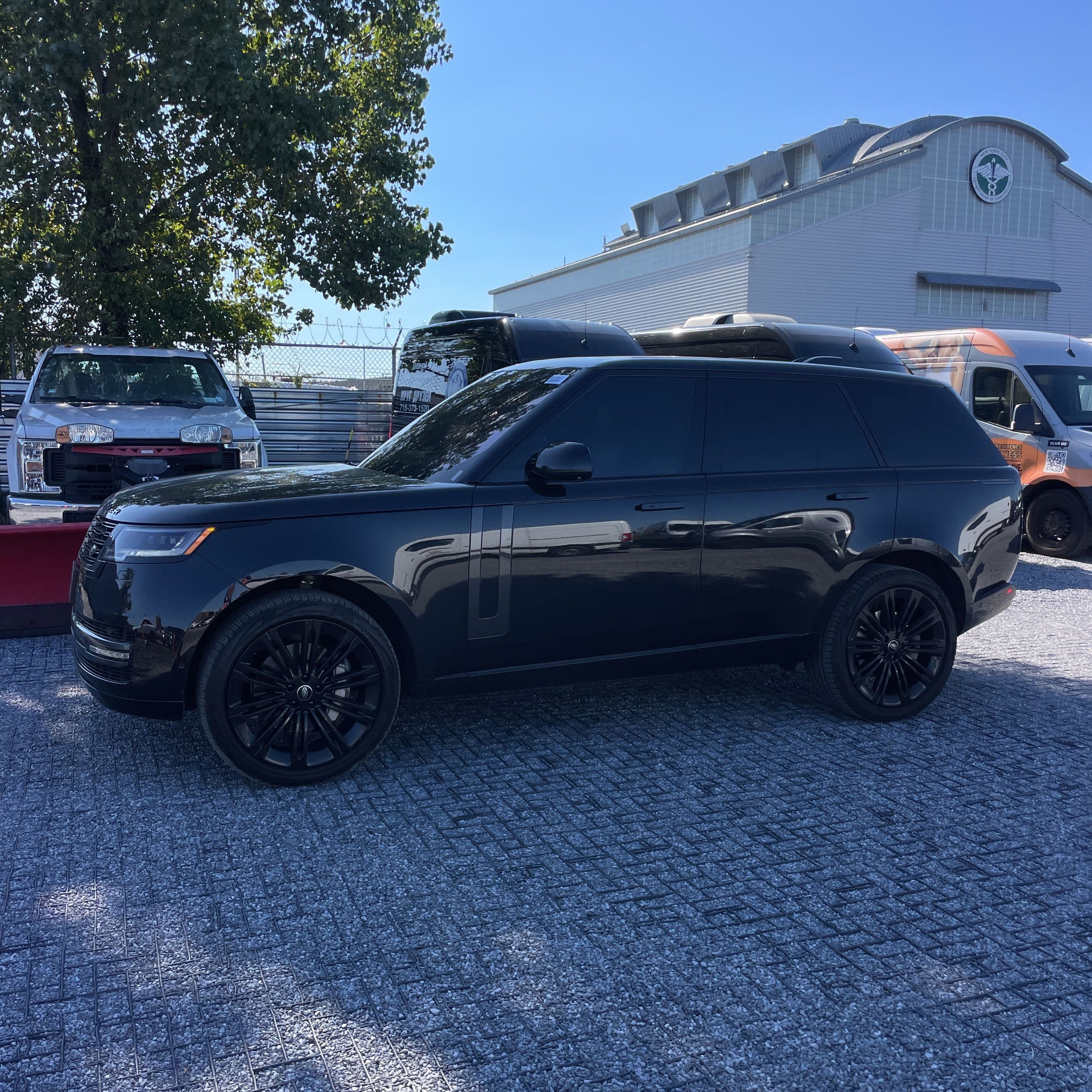 2023 Land Rover Range Rover SE photo 1