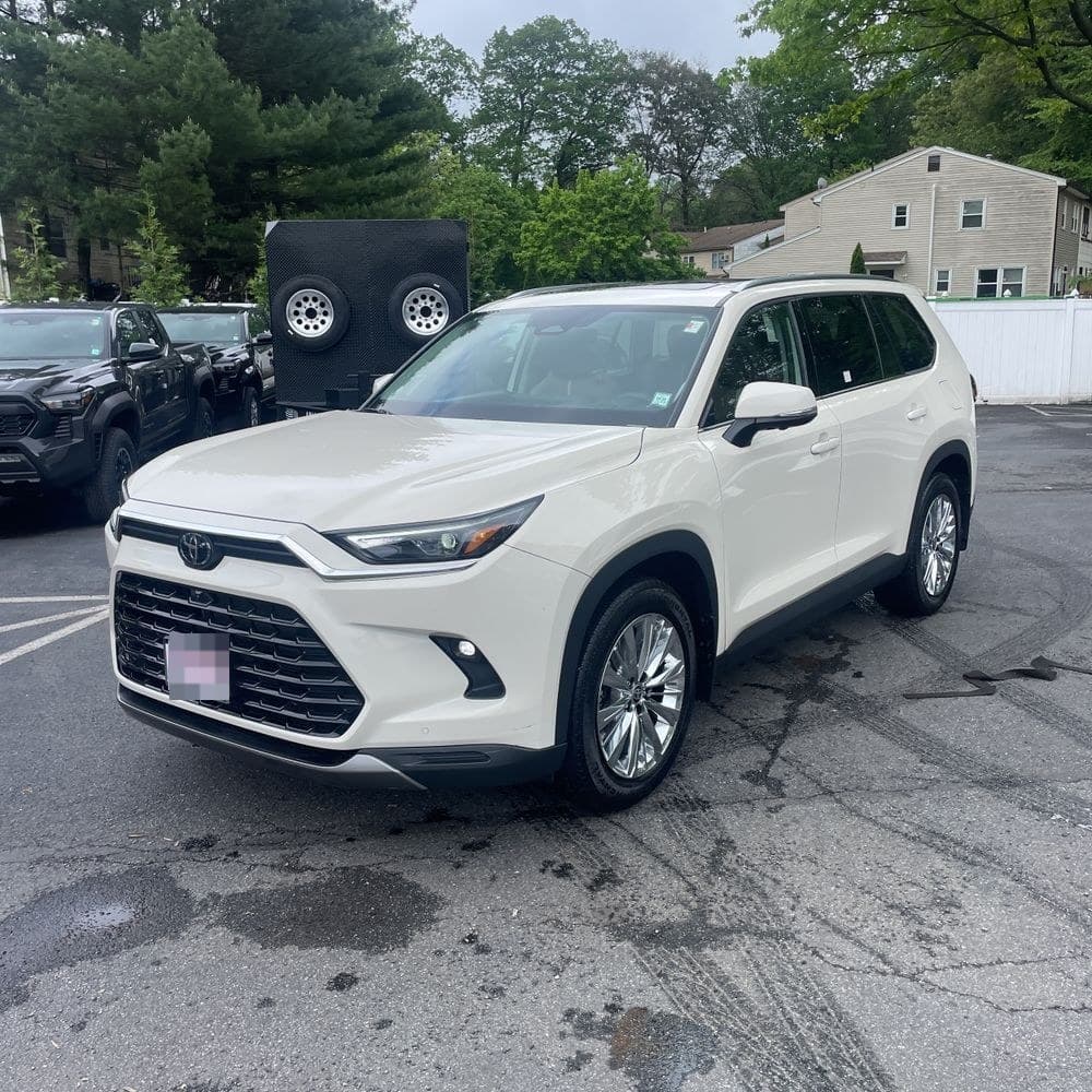 2024 Toyota Grand Highlander Platinum photo 1