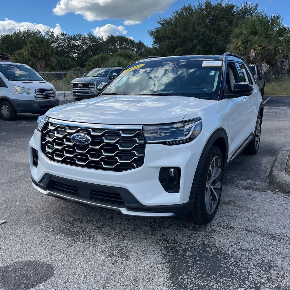 2025 Ford Explorer Platinum photo 1