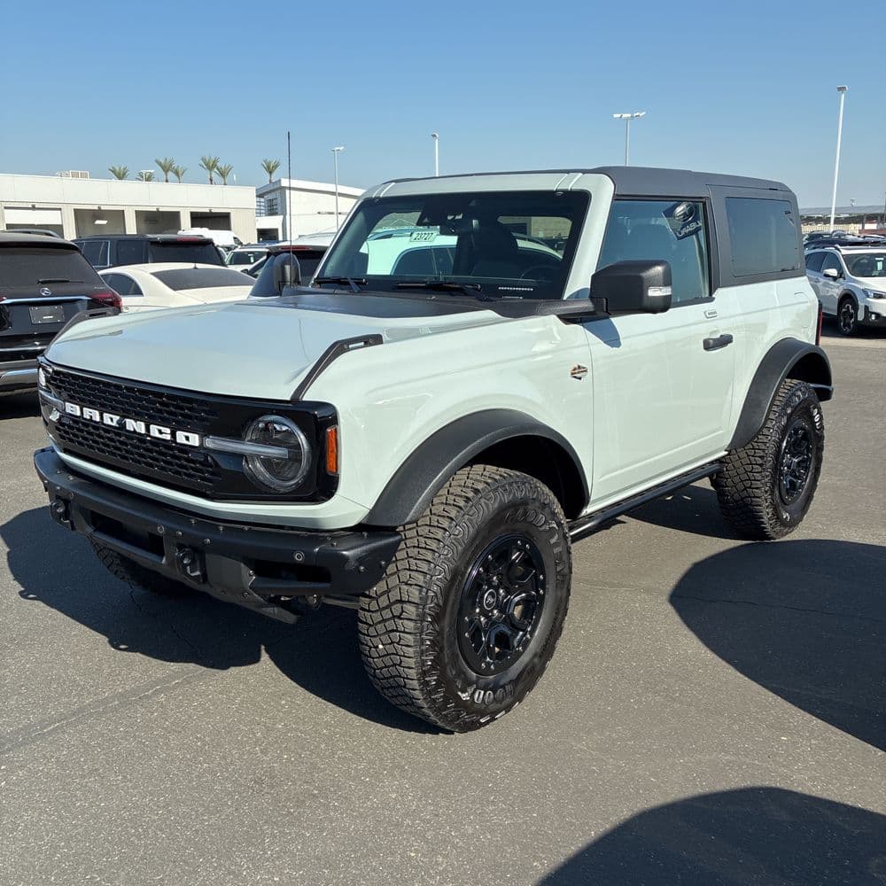 2023 Ford Bronco Base photo 1