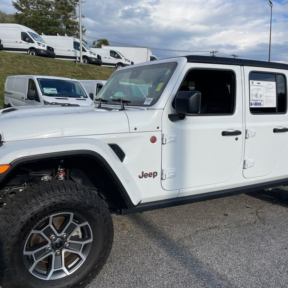 2024 Jeep Gladiator Mojave X photo 1