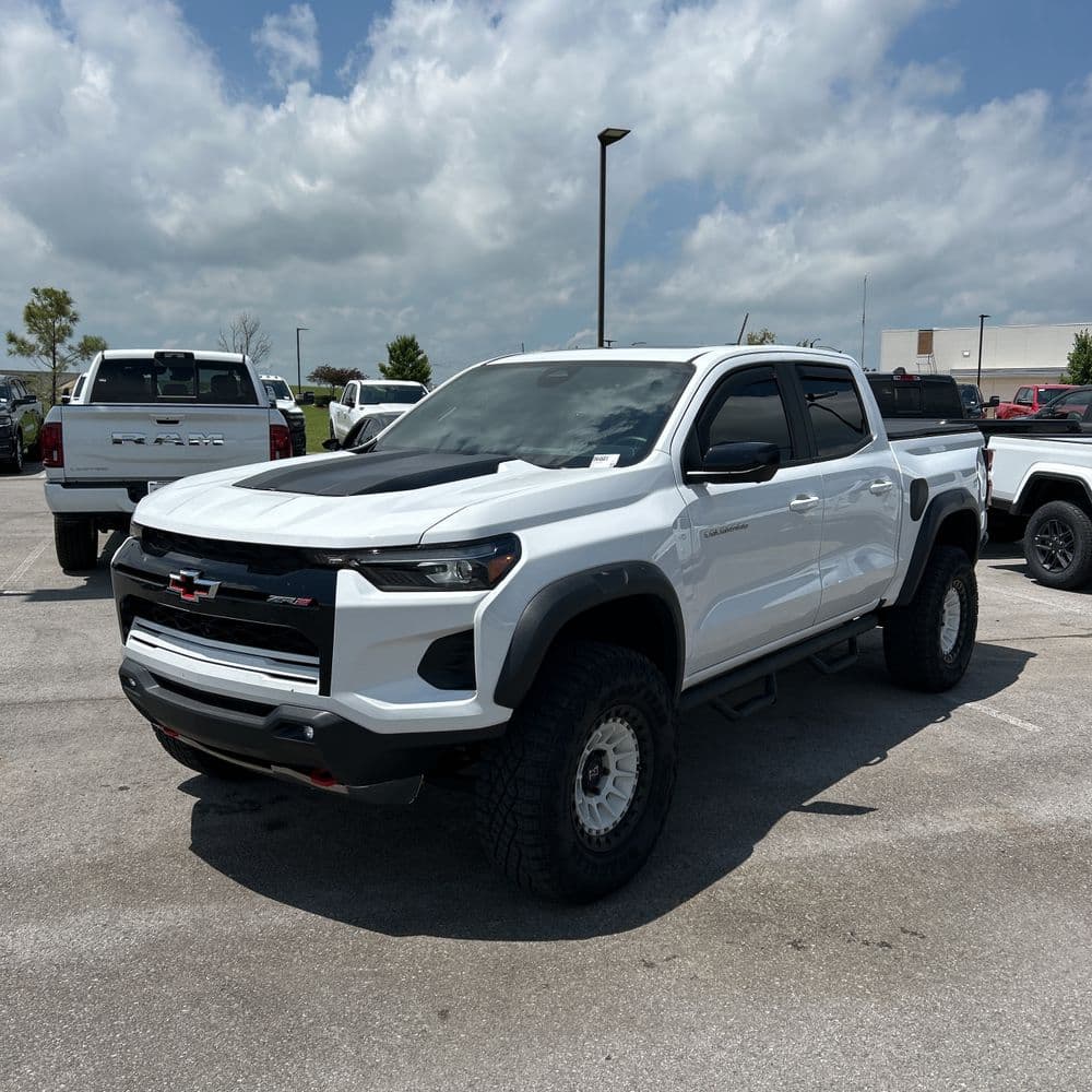 2024 Chevrolet Colorado Base photo 1